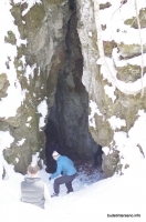Вход в безымянную пещеру Находится в 50 метрах от дороги на Камышанову Поляну и в 150 м от трассы на Лагонаки