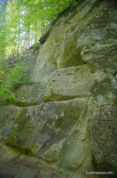 Скальник у Богатырских пещер Богатырские пещеры
наскальные надписи