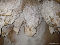 В пещере Дженту натеки
сталактиты