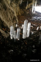 Ледовые сталагмиты в пещере Индюшки Пещера находится на южных склонах горы Индюшка