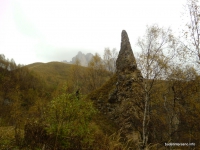 Каменный шпиль Находится в истоках реки Тхач
