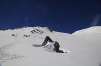 Средние скалы Ленца Развилка. Прямо вверх - на Восточную вершину Эльбруса. Вправо - на седловину.