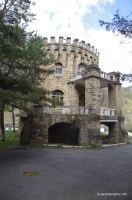 Заброшенное здание в виде замка Долина Нарзанов
Замок в долине нарзанов