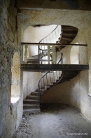 Внутри замка Долина нарзанов
винтовая лестница