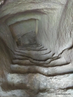 Спуск в осадный колодец Пещерный город Эски-Кермен
ступеньки