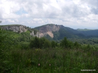 Вид на скалу Крепость и Большую Баронову Поляну скала Крепость
Баронова Поляна