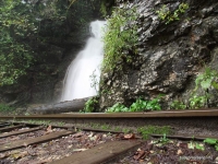 Водопад в ущелье Водопад, падающий на рельсы.
Гуамское ущелье