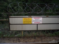Предупреждающая табличка в Гуамском ущелье Гуамка
Гуамское ущелье
Колючая проволока
запрет прохода
когда не ходит поезд
паравоз
ворота