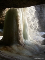 Вид на замерзший Чинарев водопад Школьный водопад на реке Чинарка