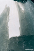 Вид изнутри на обледеневший Медовый водопад Медовые водопады зимой
