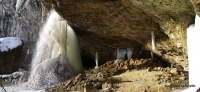 Ледяной сталагмит Чинарева водопада водопад Чинарев (Школьный водопад)