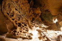 Интересное выветривание в пещере Пещера в песчаннике близ водопадов на реке Кутанка