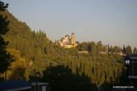 Вид на Ново-Афонский монастырь от пещеры Новоафонский монастырь на горе