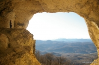Вид из грота Череп грот Череп
человек на фоне гор