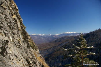 Панорама с начала подъёма на скалу Раскол