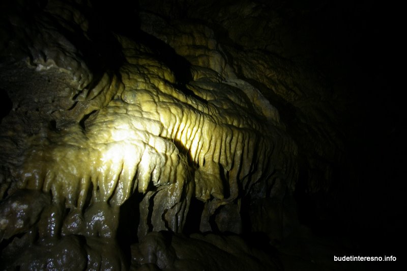 Общая длина пещеры по данным КСС - 1465 метров. проводник в горы. 