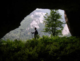 Вход в пещеру Амбицукова на Тхаче
