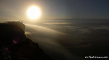 Вершина Баранахи на рассвете, чуть правее Солнца виден Эльбрус