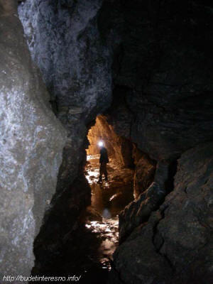 Вид на входной грот изнутри пещеры