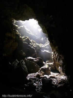 Вид на вход в пещеру изнутри