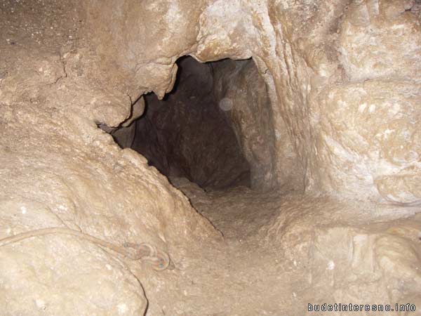 колодец в Перламутровой пещере на Дженту