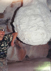 огромный "гриб" - сталактит