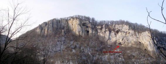 Рис. 2. Вид на левый, северный борт Губского (Борисовского) ущелья (стрелка указывает на Монашескую пещеру) Щелкните дял увеличения