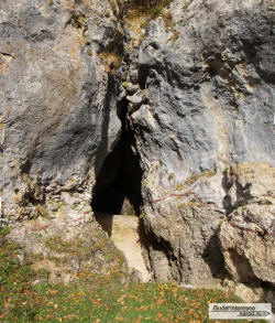 Раскопки в пещере Треугольная (Баранаха)