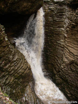 Водопад под камнем сердце Руфабго