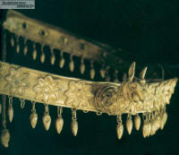 Деталь диадемы со скульптурной головкой грифона. Эрмитаж