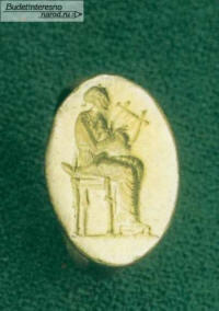 Перстень с изображением на щитке сидящей женщины, играющей на лире. Курган Карагодеуашх. Раскопки Е.Д. Фелицына, 1888. Эрмитаж
