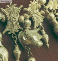 Деталь ожерелья со скульптурной головкой быка в центре