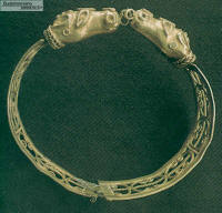 Ажурный браслет с изображением голов зверей на концах. Армавир, 1904. Эрмитаж